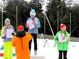 Timo Drebs (zukünftiger DSV-Sportwart) übergibt die Medaile an Emily