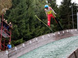 Marcel Dickhaut während seiner Flugphase auf der Lahntalschanze